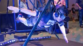 Użytkownik testuje okulary Oculus Rift podczas VRLA Expo w Los Angeles