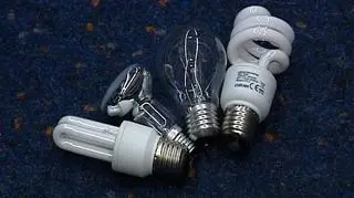 Po pierwsze oszczędzaj energię. Po drugie szukaj tańszego dostawcy - to rady Urzędu Regulacji Energetyki dla płacących coraz wyższe rachunki za prąd. 