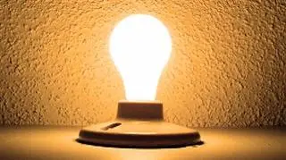30. 08 Żarówka energooszczędna to głęboko absurdalny pomysł. Potrafi zużyć więcej energii niż tradycyjna żarówka żarowa zawiera szkodliwą rtęć i emituje promieniowanie ultrafioletowe jak lampy w solarium – powiedział w TVN24 prof. Łukasz Turski, fizyk. 
