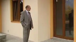 "Rodzina na swoim" -  specjalny program, który miał ułatwiać osobom samotnie wychowującym dzieci i małżeństwom zaciągnięcie kredytu hipotecznego. Zastosowane ograniczenia - głównie cenowe - sprawiły jednak, że z oferty skorzystało zaledwie 9 tysięcy Polaków. By to zmienić, sejm wprowadził zmiany w regulacjach. Problem jednak w tym, ze zdaniem specjalistów te zmiany są jedynie kosmetyczne... 