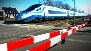 Uwaga na Pendolino – jest dużo cichsze i dużo szybsze niż inne polskie pociągi. Przechodząc przez tory w niedozwolonym miejscu, zwłaszcza w kapturze i ze słuchawkami na uszach, można łatwo zginąć. Od grudnia pod rozpędzone Pendolino wpadły cztery osoby.