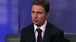 Jeśli firma chce przekazać swoje produkty powodzianom np. środki czystości, proszki do prania to musi liczyć się z tym, że zapłaci od tego VAT. Jest to traktowane jako nieodpłatne świadczenia. Jak mówi Paweł Jabłonowski szef departamentu podatkowego Chałas i Wspólnicy wyjątek dotyczy żywności, ale tylko gdy jesteśmy jej producentami i żywność zostanie przekazana do organizacji pożytku publicznego. Drugi wyjątek do materiały budowlane. Trwają pracę nad zmianą przepisów w tej sprawie. I co ważne – w przypadku materiałów budowlanych – z VAT zwolnieni byliby nie tylko producenci, ale też handlowcy i dystrybutorzy.