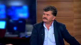 Rezerwa Federalna bierze pod uwagę trzeci program skupu rządowych obligacji - dał do zrozumienia Ben Bernanke przemawiając przed amerykańskim kongresem. Według szefa FEDu gospodarka w Stanach Zjednoczonych rozwija się wolniej niż oczekiwano i jeśli sytuacja się nie poprawi Rezerwa może ponownie poluźnić politykę monetarną. O to jak interpretować słowa Bena Bernanke pytaliśmy Andrzeja Kurnickiego z Euro-American Company.