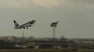 Polski przewoźnik stracił w zeszłym roku 706 mln złotych a nie jak pierwotnie zakładał 600. Z ostatniego komunikatu spółki wiemy, że „LOT planuje przeprowadzenie restrukturyzacji i wprowadzenie zmian w modelu biznesowym, polegających m.in. na uproszczeniu taryf oraz optymalizacji siatki połączeń i floty”. 