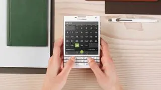 BlackBerry Passport ma duży dotykowy ekran i znaną z wcześniejszych wersji klawiaturę