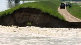 Wywłaszczanie bez możliwości sprzeciwu właściciela ziemi pod budowę wałów. Takie możliwości da pisana właśnie specustawa. Ma ona także pomóc w przyspieszeniu budowania zbiorników retencyjnych. Rząd chce zmienić prawo tak, by już nie powstawały „zalewowe” osiedla, jak np. wrocławski Kozanów.
