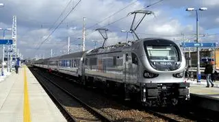 Lokomotywę elektryczną Gama Marathon, która może przejechać przynajmniej 40 km bez zasilania z sieci trakcyjnej, przekazała w środę bydgoska Pesa firmie Lokomotiv z Podegrodzia k. Nowego Sącza