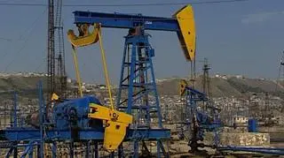 Ceny ropy na światowych rynkach biją kolejne rekordy. Czy to spekulacja czy rzeczywisty brak surowca? Od odpowiedzi na to pytanie zależy to, czy możemy się spodziewać znaczącego spadku cen ropy. Niestety - wygląda na to, że tanio już było. Bo wydobywać więcej można - ale nie zawsze się to opłaca. 