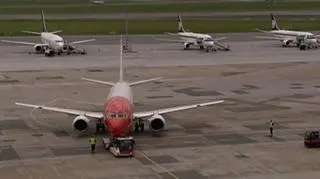 Linie lotnicze tak bardzo cięły ceny biletów, że teraz ciąć muszą połączenia. Okazuje się więc, że posiadanie biletu na samolot - podróży nie gwarantuje. Odlotowe wakacje mogą się więc dla wielu Polaków okazać twardym lądowaniem..., bo wzloty i upadki linii lotniczych stają się udziałem pasażerów. W LOT pojął to Patrzycjusz Wyżga i sprawdził, co dziś znaczy tanie latanie.