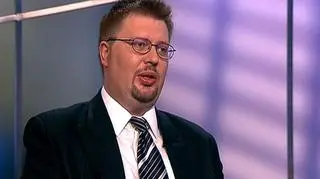 Wykupienie polisy OC u jednego ubezpieczyciela, a AC u drugiego może obniżyć koszty ubezpieczenia - wyliczył w TVN CNBC Biznes Artur Morawiecki z Gazety Ubezpieczeniowej. O to, jak najskuteczniej obniżyć koszty ubezpieczenia samochodu, gościa programu "Pieniądze od Rana" pytał Robert Stankiewicz.