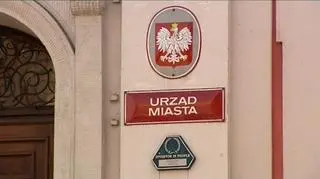 Minister finansów na ścieżce wojennej przeciwko samorządom, a dokładniej przeciwko samorządowym deficytom. Czy jednak siekiera uniesiona do zdecydowanych cięć wymierzona jest we właściwe miejsce i czy takie ruchy nie będą oznaczały drastycznego ograniczenia inwestycji? O tym reporter TVN CNBC Patrycjusz Wyżga.