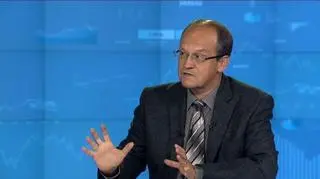 Agencja ratingowa Fitch obniżyła perspektywę ratingu Polski do stabilnej z pozytywnej. Jednocześnie agencja potwierdziła ratingi Polski na poziomie "A minus" dla walut zagranicznych i "A" dla waluty krajowej. Przyczyną zmiany perspektywy było pogorszenie się sytuacji fiskalnej spowodowane spowolnieniem gospodarczym, które wymusiło nowelizację tegorocznego budżetu. O sytuacji kredytowej Polski rozmawialiśmy z prof. Andrzejem Sławińskim, dyrektorem instytutu ekonomicznego NBP