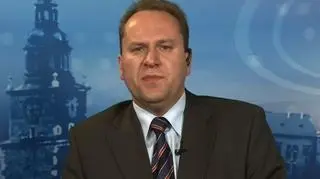 Naszą strategią jest wygrać na kryzysie - powiedział prezes Armatury Kraków Konrad Hernik. Przejęcie spółki Toory dało bardzo dobre wyniki sprzedażowe. Gość "Dnia na Rynkach" przyznał, że teraz spółka produkuje grzejniki 24 godziny na dobę, siedem dni w tygodniu, a to i tak za małe moce produkcyjne, jak przynaje w rozmowie z Robertem Stanilewiczem.