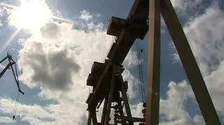 Wiceprezes Energomontażu Płn. powiedział dziś w naszym studiu, że jeśli stocznie upadną, Energomontaż chętnie kupi fragment nabrzeża należącego do Stoczni Gdynia. KE dala czas do końca sierpnia na załatwienie sprawy stoczni, po tym terminie mamy zwrot pomocy publicznej, upadłość i wejście syndyka. 8 tysięcy stoczniowców bez pracy. Czy Grad straci stanowisko – i jak ta ewentualna zmiana w MSP zakłóciłaby inne procesy prywatyzacyjne.