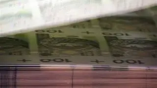 Ponad 30 miliardów złotych - o tyle mniejsze będą w tym roku wpływy budżetowe. Ministerstwo Finansów opublikowało projekt nowelizacji ustawy budżetowej. Tymczasem premier proponuje negocjacje podatkowe tak, aby ewentualna decyzja o zwiększeniu obciążeń fiskalnych była podjęta wspólnie przez wszystkie opcje polityczne. To przerzucanie odpowiedzialności - grzmi opozycja, a prezydent Lech Kaczyński zamierza o budżecie rozmawiać z ministrem finansów Jackiem Rostowskim. 