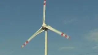 Z wiatrem po pieniądze. Polski rynek energii odnawialnej ma przed sobą okres wielkiego boomu i można na nim nieźle zarobić. Komisja Europejska nakazuje, żeby w ciągu 12 lat jedna piąta całej produkowanej u nas energii pochodziła ze źródeł odnawialnych - takich jak wiatr, woda czy biomasa. Rynek ruszył w ubiegłym roku a już na polską energię odnawialną ostrzą sobie apetyty największe zachodnie koncerny. O szukaniu wiatru w Polsce - Wojciech Kowalik.