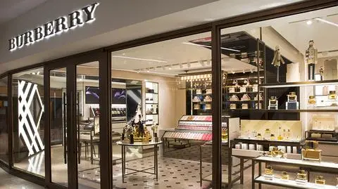 Burberry, rynek mody ciągnie w dół zyski