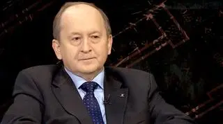 Krzysztof Pietraszkiewicz - polski bankowiec, ekonomista, prezes Związku Banków Polskich. Absolwent Wydziału Nauk Przyrodniczych Uniwersytetu Wrocławskiego oraz Podyplomowych Studiów SGH w zakresie Finansów i Bankowości. Od 1991r. związany z ZBP. Członek Rady Bankowego Funduszu Gwarancyjnego, Sekretarz Rady Nadzorczej Biura Informacji Kredytowej S.A. Od kwietnia 2002r. do lipca 2003 przewodniczący Rady Nadzorczej Banku PKO BP S.A. Reprezentował sektor bankowy w Komisji Nadzoru Bankowego od początku 1998 roku. Dyrektor Biura i następnie Dyrektor Generalny ZBP. Od kwietnia 2003 r. Prezes ZBP.