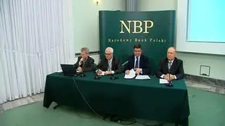 Złoty odrabia straty. Polska waluta w ciągu ostatnich dni zyskała wobec dolara już 41 groszy, wobec euro 43, a szwajcarskiego franka 31 groszy, wszystko w krótkim okresie. To oczywiście cieszy tych, którzy mają zobowiązania kredytowe denominowane w walutach obcych. Mniej powodów do zadowolenia mają za posiadacze pożyczek złotowych. RPP nie obniżyła dziś stóp procentowych, a Wibor czyli rynkowy koszt złotowych pożyczek międzybankowych od którego zależy oprocentowanie naszych kredytów rośnie.