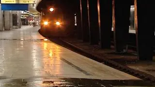 Brak pieniędzy i inwestycji, niedokończona restrukturyzacja PKP i niechęć kolejnych rządów do przeprowadzenia reform - to, zdaniem autorów opracowania "Biała księga. Mapa problemów polskiego kolejnictwa", główne przyczyny złej sytuacji kolei. PKP nie jest zaskoczone taką oceną.