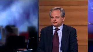 Operacja Twist rozpoczęta. Eksperci są jednak sceptyczni co do skuteczności tej operacji. Ich zdaniem jest mocno wątpliwe, że obniżanie rentowności 10-letnich obligacji będących benchmarkiem dla kredytów komercyjnych przyniesie obniżenie kosztów kredytów dla Amerykanów. O poranku z prezesem Deutsche Bank Polska Krzysztofem Kalickim rozmawiał Robert Stankiewicz.