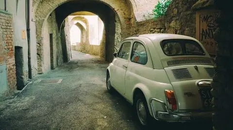 Stare auta zalewają Polskę. Efekt uboczny 500 plus