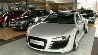 Ostra walka o klientów rozpoczęta. Producenci nowych samochodów zabiegają o kupujących. Jedni z upustami wyprzedają jeszcze modele z zeszłego roku a Toyota dołącza to tych, który tną ceny aut właśnie wyprodukowanych. O tym w swoim materiale mówił reporter TVN CNBC Biznes, Patrycjusz Wyżga.