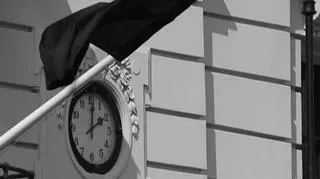 Kryzysu w funkcjonowaniu państwa nie ma. Ci, którzy dziś przejmują stery w kraju wspiera konstytucja. Jakie pisane i niepisane prawa zadziałają w polskich przedsiębiorstwach w odpowiedzi na tragedię, która nie ma precedensu? Polacy wstrząśnięci ostatnimi wydarzeniami nie przechodzą nad nimi do porządku dziennego również w miejscu pracy. Jak z tą nową sytuacją w firmie radzą sobie pracodawcy? Czego oczekują od nich pracownicy?