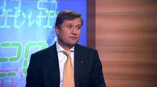 Banki wciąż zaostrzają kryteria kredytowe - wyjątek stanowią niektóre pożyczki dla firm - wynika z raportu Narodowego Banku Polskiego. W drugim kwartale banki nieco obniżały też marże dla takich kredytów i deklarują utrzymanie tej polityki. Przybywa też zainteresowanych pożyczkami firm- szczególnie małych i średnich. Banki ostatnio zaostrzały za to warunki udzielania kredytów hipotecznych, ale obiecują, że w kolejnych miesiącach będzie o nie nieco łatwiej. Rozmowa z Maciejem Stańczukiem, prezesem Polskiego Banku Przedsiębiorczości.