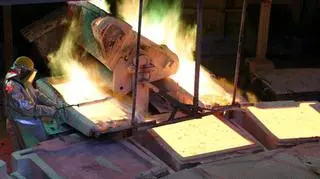 15.12 | - Od jednego do nawet 62 proc. będzie wynosił podatek od kopalin - wynika z projektu ustawy, który przygotowało Ministerstwo Finansów. Po informacji o wysokości nowej daniny kurs KGHM, największej spółki na GPW, runął w dół i pociągnął za sobą cały indeks WIG20. (TVN CNBC)