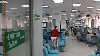 Czarne chmury zbierają się nad przyszłością nowych polskich emerytów. Instytucje zbierąjace pieniądze w tzw. II filarze już chcą szykować się do wypłat ale ciągle nie wiedza jakie przepisy stosować. Rząd znowu odkłada prace nad ustawą która jest niezbędna by emerytury kapitałowe ruszyły od nowego roku. 