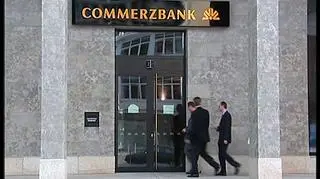 Commerzbank za blisko 10 miliardów euro przejmuje Dresdner Bank. To jedna z największych transakcji w branży finansowej w Europie, dzięki której Commerzbank wyprzedzi Deutsche Bank pod względem liczby klientów indywidualnych. Fuzja nie spodobała się jednak inwestorom, Commerzbank na giełdzie we Franfurcie stracił ponad 10 procent.
