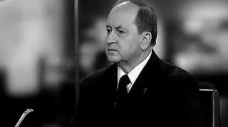 Krzysztof Pietraszkiewicz, prezes Związku Banków Polskich komentuje sytuację po tragicznej śmierci Sławomira Skrzypka, prezesa NBP i przewodniczącego RPP. Sławomir Skrzypek zginął w katastrofie prezydenckiego samolotu na lotnisku w Smoleńsku. W katastrofie zginął także Prezydent RP Lech Kaczyński i kilkudziesięciu wybitnych przedstawicieli życia publicznego w Polsce.