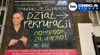 Superman czy atrakcyjna modelka na plakacie już nie pomogą - w walce o studenta prywatne uczelnie oferują kandydatom zniżki lub kosztowne prezenty - laptopy, a nawet wycieczki zagraniczne. A wszystko dlatego, że szkołom zaczyna doskwierać niż demograficzny z lat 90.