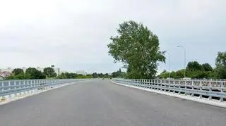 Estakada znajduje się w ciągu drogi krajowej nr 11, wyprowadzającej ruch z Poznania w stronę węzła autostrady A2, a także w stronę Środy Wielkopolskiej i Kalisza