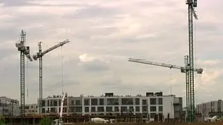 Boom'u kredytowego nie ma, ale widać wyraźnie, że akcja związana z udzielaniem kredytów hipotecznych przybiera na sile. Banki coraz intensywniej walczą o klientów, konkurując między sobą wysokością marży. Rynek jest trudny, bo od czasu szczytu hossy na rynku kredytowym zmieniło się wiele po stronie wymagań, które spełnić musi kredytobiorca. Materiał Patrycjusza Wyżgi.