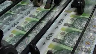 Edukacja, Nauka i Drogi - to trzy priorytety projektu ustawy budżetowej zaprezentowanej przez Ministra Finansów Jacka Rostowskiego. Niezwykle istotnym elementem jest także znaczące zmniejszenie deficytu budżetowego. W pierwszym samodzielnie konstruowanym budżecie zabrakło jednak wielu przedwyborczych obietnic rządu Donalda Tuska.