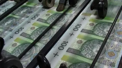 Edukacja, Nauka i Drogi - to trzy priorytety projektu ustawy budżetowej zaprezentowanej przez Ministra Finansów Jacka Rostowskiego. Niezwykle istotnym elementem jest także znaczące zmniejszenie deficytu budżetowego. W pierwszym samodzielnie konstruowanym budżecie zabrakło jednak wielu przedwyborczych obietnic rządu Donalda Tuska.