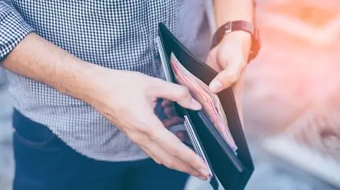 GUS wskazuje, że w porównaniu do poprzedniego roku wynagrodzenia wzrosły o 7,6%