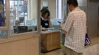 Na poczcie od dzisiaj drożej - o kilkanaście groszy. Ale - nawet płacąc więcej za przesyłkę nie możemy być pewni, że trafi ona do adresata w rozsądnym czasie. Kilka tygodni spóźnienia staje się w przypadku niektórych urzędów pocztowych normą. Powód - mimo podwyżek płac brakuje listonoszy i niektóre rejony kraju są obsługiwane raczej sporadycznie. 