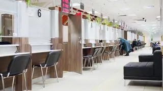 Jak wynika z badania Deloitte, Polacy wciąż cenią sobie wizyty w oddziałach bankowych