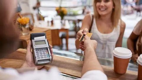 Większość Polaków woli płacić bezgotówkowo