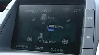 Kilka dni temu informowaliśmy państwa o tym, że do produkcji trafia napędzana wodorem Honda. Tamten samochód nie jest jednak dobrym wyjściem dla wszystkich - bo jest bardzo drogi. Ratunkiem dla portfeli polskich kierowców może być samochód w pełni elektryczny, który już za dwa miesiące ma trafić do sprzedaży w naszym kraju. A gdyby się znalazły pieniądze - taki podobny pojazd moglibyśmy produkować także w kraju.