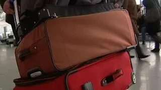 Lotem bliżej - tak mówią nam od niepamiętnych czasów - teraz będzie Lotem lżej albo - do wyboru drożej. Pasażerowie którzy nie zdobędą się na nabycie umiejętności oszczędnego pakowacza będą musieli nieco więcej wypakować z portfeli, by odbyć ze swoim bagażem podróż na dłuższej trasie. O tym Patrycjusz Wyżga