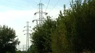 Energetycznego uwolnienia nie będzie. Ceny prądu dla gospodarstw domowych w przyszłym roku nadal będą regulowane. To decyzja prezesa Urzędu Regulacji Energetyki. W odpowiedzi na taką deklarację dystrybutorzy energii elektrycznej zamierzają złożyć wnioski o zgodę na podwyżki cen o minimum 10 procent od stycznia 2010 roku. Nie wykluczone, że Vatenfall i RWE ogłoszą nowe cenniki bez pytania o zgodę, jak już zdarzyło się w przeszłości. Szef URE argumentuje swoją decyzję brakiem gotowości polskiego rynku na uwolnienie cen. Jego zdaniem gdyby do tego doszło, dystrybutorzy podnieśliby stawki nawet o 40 procent. 