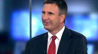 Bank PKO BP osiągnął w pierwszym półroczu tego roku 1 miliard 151 milionów złotych zysku netto. W porównaniu z tym samym czasem roku poprzedniego oznacza to spadek zysku netto o prawie 40 procent. Pełniący obowiązki prezesa Wojciech Papierak powiedział, że mimo spowolnienia gospodarczego bankowi udaje się generować wysokie zyski. A czy rynek pozytywnie ocenił wyniki PKO BP? O wynikach banku i nie tylko z pełniącym obowiązki prezesa PKO BP Wojciechem Papierakiem, rozmawiał Mikołaj Kunica w programie "Rynki dnia"