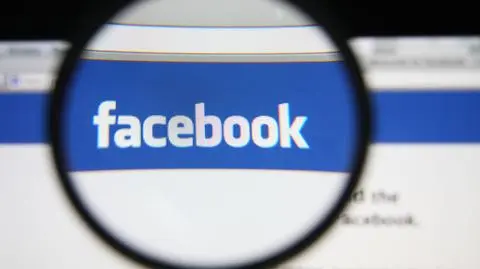 Facebook wykrył aktywność fałszywych kont