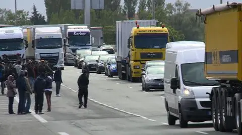 Wstrzymano ruch w Eurotunelu. Strajkujący podpalili opony
