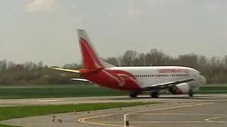 Znów techniczne kłopoty z samolotem linii Centralwings. Linie przeżywają trudne chwile, a pasażerowie są niemile zaskakiwani w ostatniej chwili. Dowiadują się, że ich samolot poleci dopiero dnia następnego - chociaż tak naprawdę odleciał trzy godziny wcześniej. 