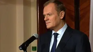 Dług Skarbu Państwa zbliża się do konstytucyjnego, ostrożnościowego progu 55% PKB. Rząd szuka więc sposobów na zmniejszenie poziomu zadłużenia. Na jak długo zmniejszenie składki przekazywanej do OFE ograniczy deficyt budżetowy? Czy w ten sposób uda się uniknąć strukturalnych reform zmniejszających zadłużenie? Co ma dać wpisanie funkcjonowania OFE do konstytucji? O tym dla TVN CNBC Łukasz Kijek.